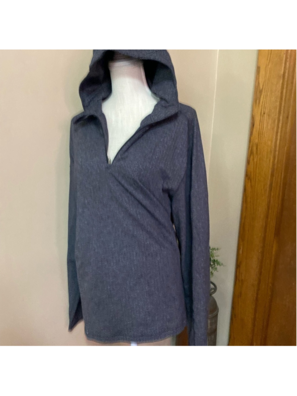 Lululemon 1/4 zip hoodie heathered gray size large 8/10? thumb hole.